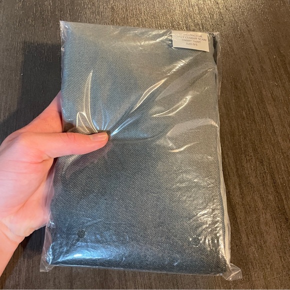 $150 MSRP Cushnie Oversized Carly Long Scarf Wrap Black Gray Cream Ombre New - Picture 6 of 6